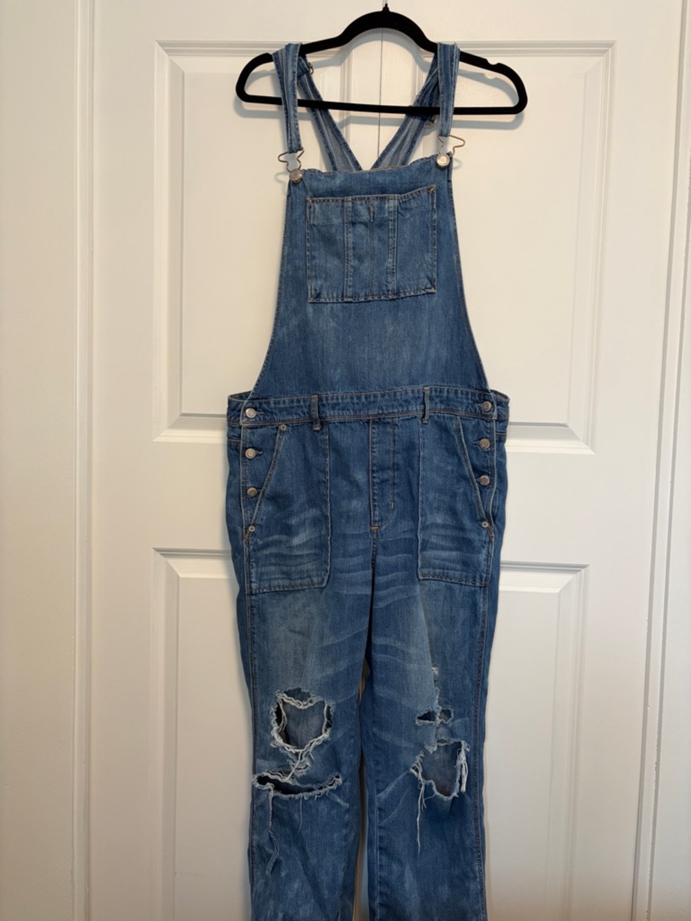 American Eagle Outfitters Light Blue Distressed Denim Overalls